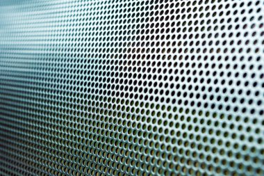 Delikli cilalanmış paslanmaz çarşaf dokusu. Bir park bankının parçası. Güzel desenli bir yüzey. Bilgisayar masaüstü duvar kağıdı.