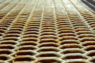 Paslı, genişletilmiş metal levhanın dokusu. Güzel desenli bir yüzey. Bilgisayar masaüstü duvar kağıdı.