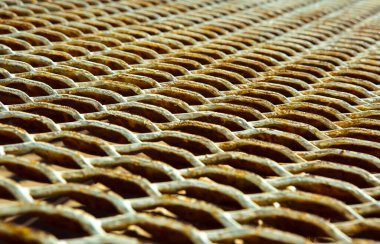 Paslı, genişletilmiş metal levhanın dokusu. Güzel desenli bir yüzey. Bilgisayar masaüstü duvar kağıdı.