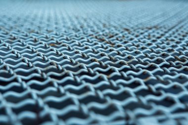 Eski metal bir ızgaranın dokusu, boyanmış ve paslanmış. Güzel desenli bir yüzey. Bilgisayar masaüstü duvar kağıdı.