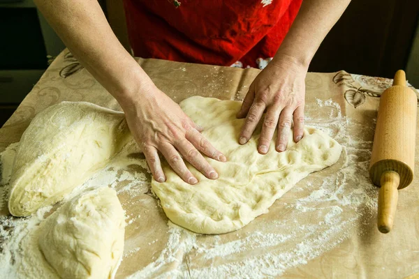 엄마의 파이야 엄마들은 팔뚝으로 반죽을 기간에 요리하는 — 스톡 사진