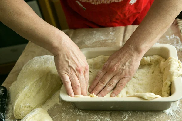 엄마의 파이야 손으로 반죽을 넣는다 기간에 요리하는 — 스톡 사진