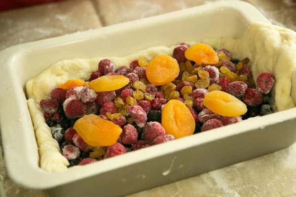 Tartes Mãe Massa Cobertura Frutas Estão Uma Assadeira Cozinhar Durante — Fotografia de Stock