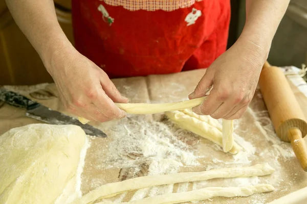 Los Pasteles Mamá Mamá Trabaja Con Una Masa Para Hornear —  Fotos de Stock