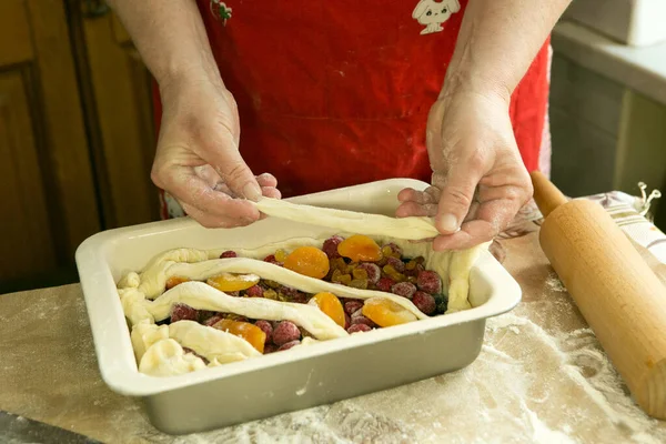 엄마의 파이야 엄마는 파이를 조각으로 덮는다 엄마들의 기간에 요리하는 — 스톡 사진
