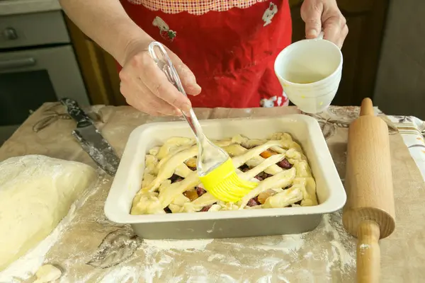 Los Pasteles Mamá Mamá Lubrica Pastel Antes Hornear Con Cepillo —  Fotos de Stock