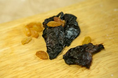 Annemin turtaları. Meyveli pasta için dolma: Kurutulmuş erik ve kuru üzüm. Karantina sırasında yemek pişirme.