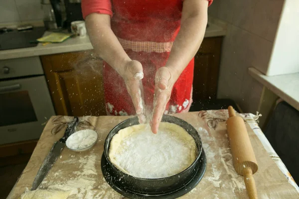 엄마의 파이야 반죽을 접시에 넣는다 어머니는 가루를 채우기 반죽에 녹말을 — 스톡 사진