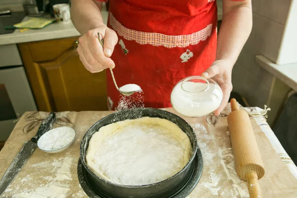 妈妈的馅饼 面团放在烤盘中 在加满之前 妈妈在面团上撒些糖 检疫期间烹调 — 图库照片