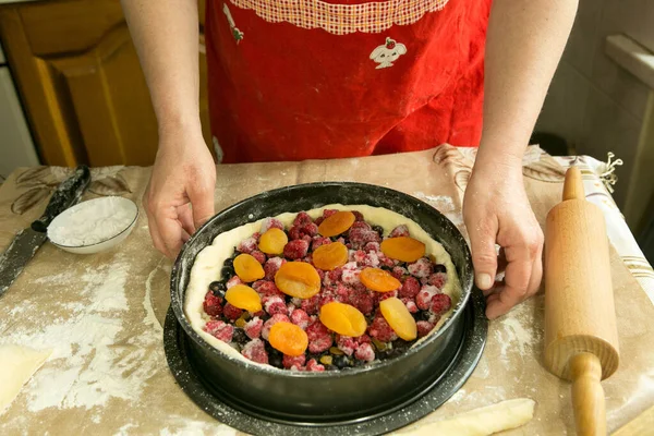 엄마의 파이야 과일을 토핑하는 요리는 빵굽는 그릇에 기간에 요리하는 — 스톡 사진