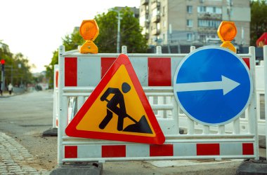 Beyaz-kırmızı arka planda trafik işaretleri. Trafik işaretli şehir manzarası. Bilgisayar masaüstü duvar kağıdı.