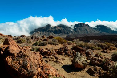 Tenerife adasındaki Teide volkanı yakınlarında dağlar ve bulutlar. Kanarya takımadaları.