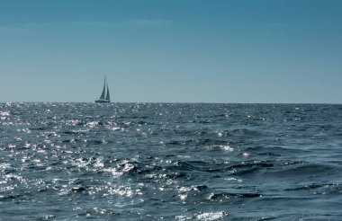 Atlantik Okyanusu 'nun arka planında, Tenerife Kanarya Takımadası' nda yelken açmak..