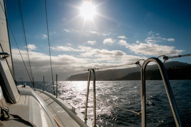 Atlantik Okyanusu 'ndaki şafak manzarası, Tenerife' nin Kanarya Adaları takımadaları bölgesinde bir yat kaptanının köprüsünden gözlemlenir..