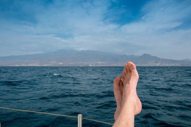 Atlantik Okyanusu 'nun arka planında Tenerife Adası' nda güneş banyosu yapan Kanarya Takımadası.