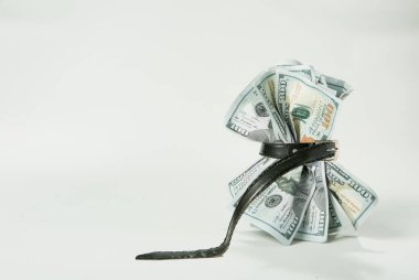 Son paramla yaşıyorum. Ulusal kuşak gittikçe daha çok çiziliyor. Bankacılar ve hükümetin çok paraya ihtiyacı var..
