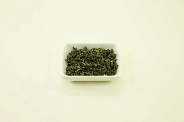 中国の緑茶 圧力を正常化するためのお茶 白い背景の白い鉢に隔離されている — ストック写真