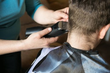 Karantina sırasında ev tıraşı. En iyi usta, anne eli, makas ve budayıcıdır..