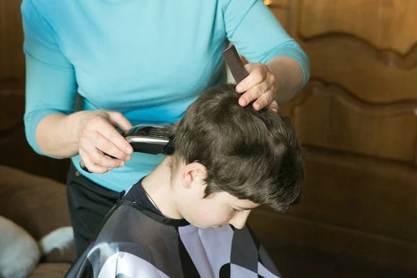 Home Haircut Quarantine Best Master Mother Hands Scissors Trimmer — Stock Photo, Image