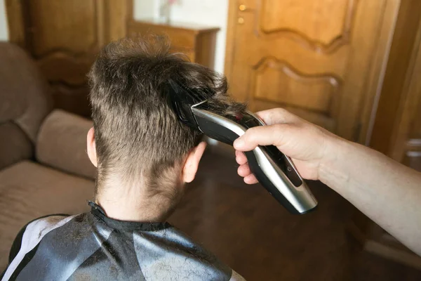 Home Haircut Quarantine Best Master Mother Hands Scissors Trimmer — Stock Photo, Image