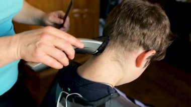 Karantina sırasında ev tıraşı. En iyi usta, anne eli, makas ve budayıcıdır..