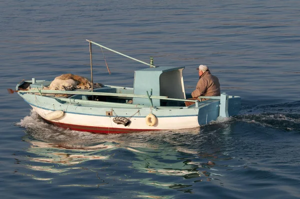 Рыбак в гавани Раб, Хорватия — стоковое фото