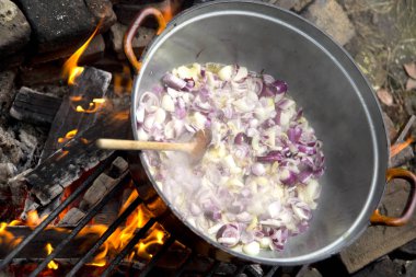 Tavada kızarmış soğan.