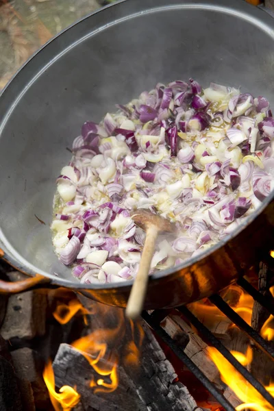 Tavada kızarmış soğan.
