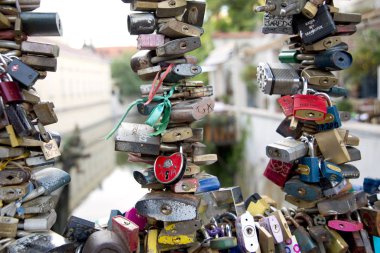 Prague, Çek Cumhuriyeti - 22 Temmuz 2015: aşk Prag'da kilitler. Mala Strana bölgesinde küçük bir yaya köprüsü üzerinde bir tabanca Vltava Nehri üzerinde kilitleri vardır.
