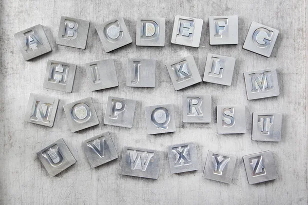 Alphabet, alte Buchstaben aus alten Druckerzeugnissen — Stockfoto