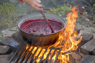 ev yapımı böğürtlen reçeli