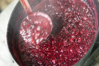 ev yapımı böğürtlen reçeli