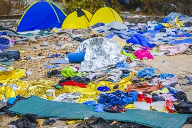 Mülteci kampı şişme ding Lesvos üzerinde gelen insanlar için