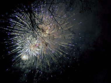 Yeni yıl arifesinde, havai fişek