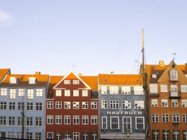 Danimarka başkenti C Nyhavn semtinde güneşli bir gün