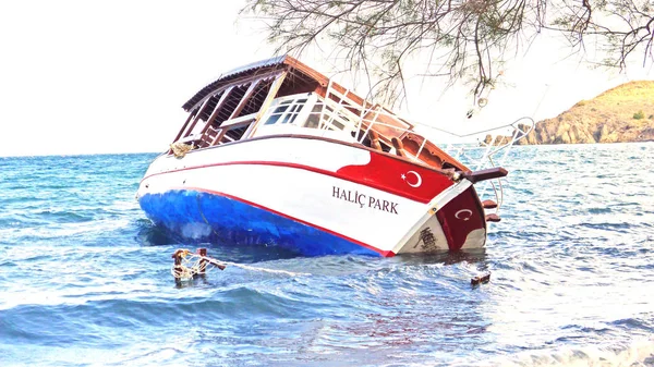 Lesvos에 가라앉는 배 — 스톡 사진