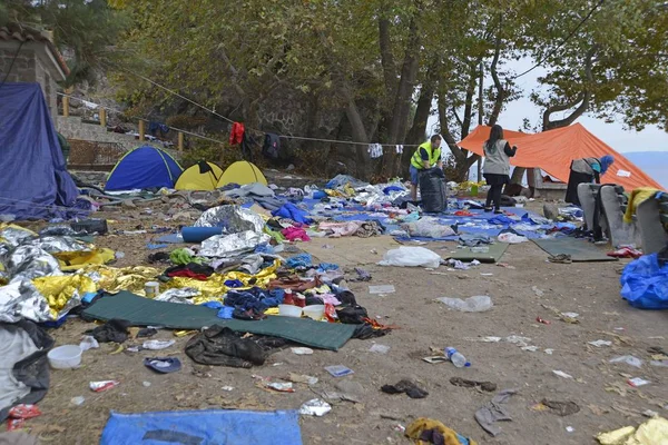 Vluchtelingenkamp voor mensen die op Lesbos in opblaasbare ding arriveerde — Stockfoto