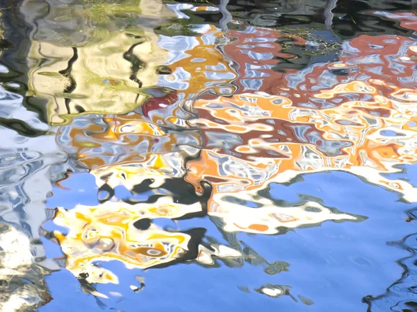 Reflextion у воді Данська cap, район Нюхавн та забезпечує — стокове фото
