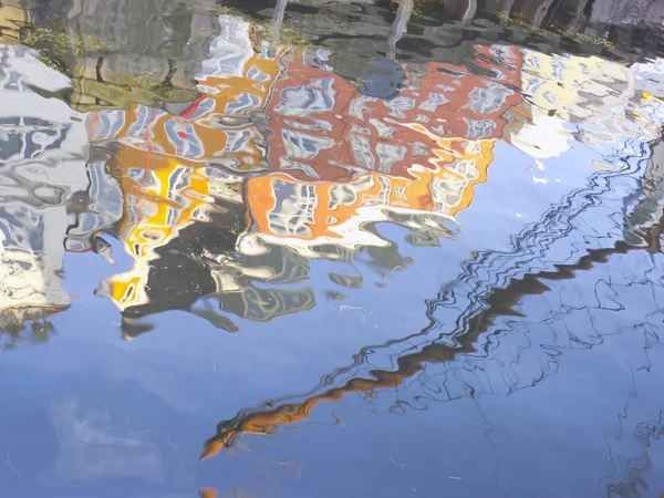 Reflextion у воді Данська cap, район Нюхавн та забезпечує — стокове фото