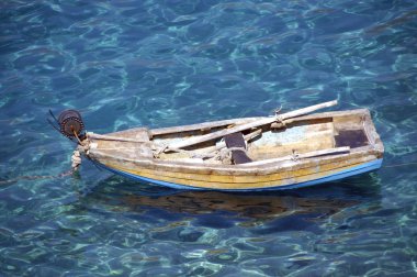 Denizde yüzen tekne