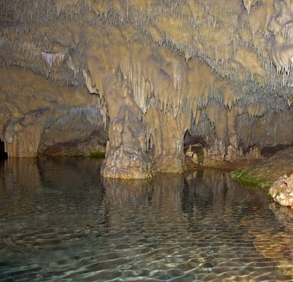 Las magníficas y majestuosas cuevas de Diros en Grecia . — Foto de Stock