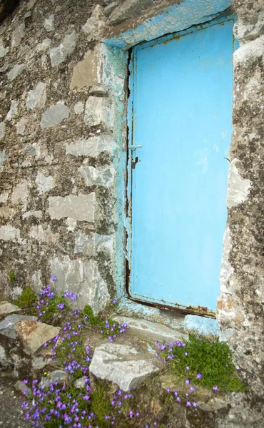 Stare niebieskie drzwi mani, Grecja — Zdjęcie stockowe