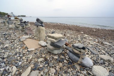 Lesvos sahilinde taş yığını