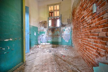 Eski terk edilmiş ev içinde