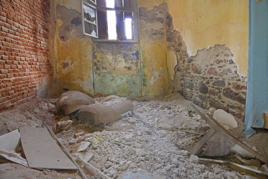 Eski terk edilmiş ev içinde