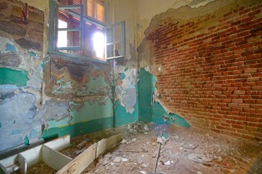 Eski terk edilmiş ev içinde