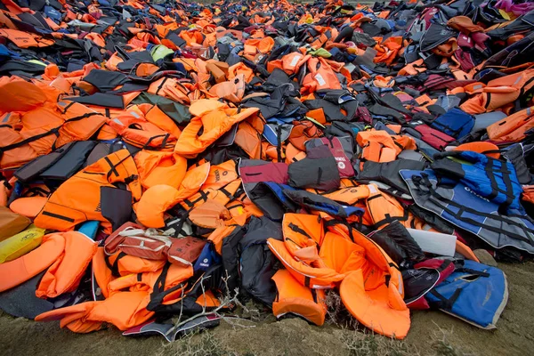 Gilets de sauvetage, anneaux en caoutchouc et morceaux des canots en caoutchouc laissés — Photo