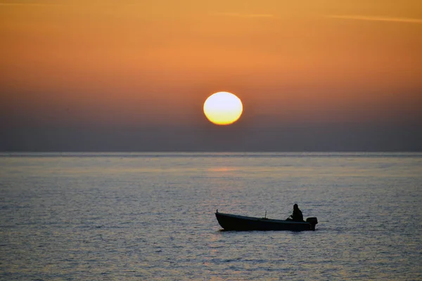 Pescador com barco no mar — Fotografia de Stock