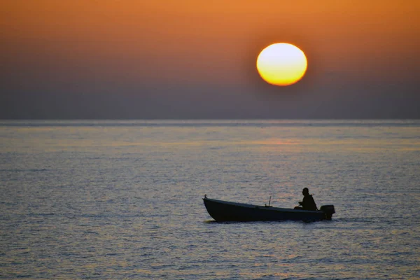 Pêcheur avec bateau en mer — Photo