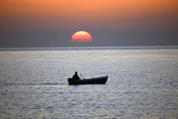 Pescador con barco en el mar — Foto de Stock